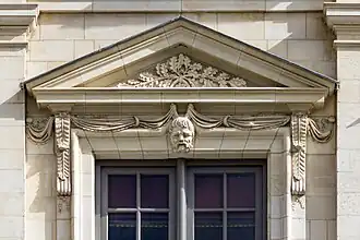 Fronton d'une fenêtre du premier étage.