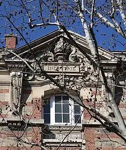 Fronton « industrie », même rue.