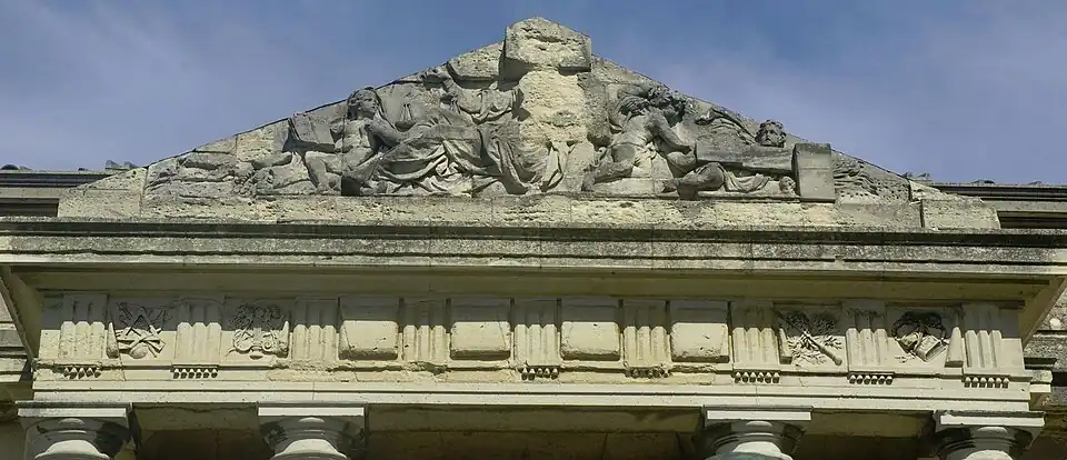 Détail de la corniche et du fronton du château d'Issy, remontés au musée Rodin de Meudon.