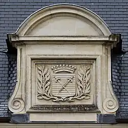 Armes de la famille de Marbeuf sur le fronton de l’hôtel.