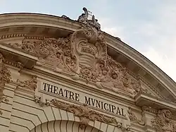 Lyre et blason de la ville de Castres sur le fronton du Théâtre.