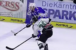 Photographie couleur de deux joueurs de hockey sur glace