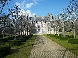 Le château (privé) et son parc planté.