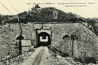 L'entrée et sa voie Decauville pendant la Première Guerre.