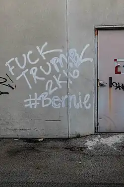 Tags sur un mur où il est écrit "Fuck Trump 2k16 #Bernie"