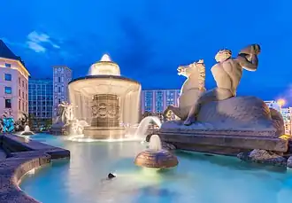 La fontaine Wittelsbacher, sur la place Lenbach, dans le quartier. Juillet 2017.