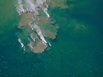 Vue aérienne du Fukutoku-Okanoba en éruption en 2005.