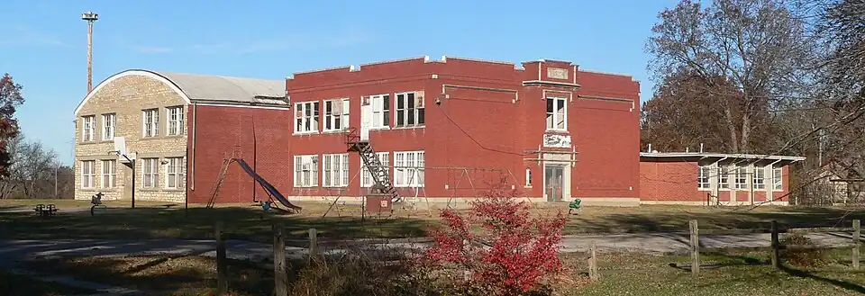L'auditorium, l'école et la cafeteria.