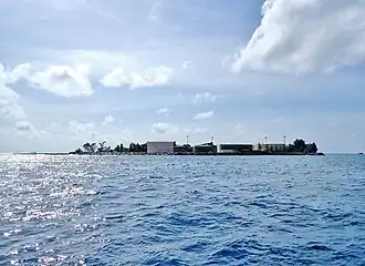 Funadhoo et ses réservoirs pétroliers.