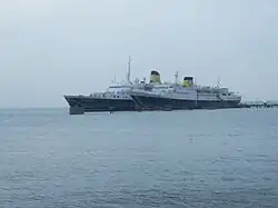Photographie en couleurs des navire de croisière Funchal et Porto désarmés à Lisbonne en février 2016, après la faillite de Portuscale Cruises.