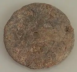 Fusaïole en plomb de couleur marron.