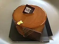 Avec un gâteau pâtissier.