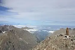 Vierge en bois, au sommet