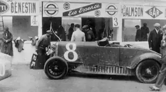 Genestin G7 Sport à son stand, lors du G.P. de la Marne 1927. Au volant de la Genestin, son constructeur Paul Genestin.