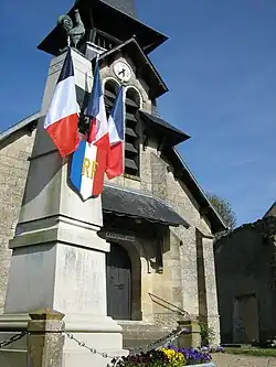 Portail de l'église et monument aux morts.