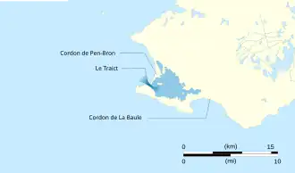 Carte d’une côte, avec le continent en jaune et la mer en bleu.