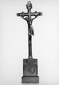 Crucifix, 1858 (sculpture en laiton ; hauteur 60 cm ; photographie de 1971 de Serge Pluymers du KIK-IRPA), Rocourt, autel majeur de l'église St-Léon.