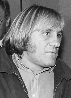 Portrait de trois-quarts en noir et blanc de Gérard Depardieu au cours d'une réunion consacrée au cinéma à Strasbourg.