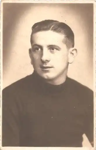 Photo de Gérard Wozniok en sepia de trois-quart.