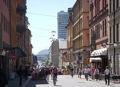 Götgatan depuis le sommet de la colline en direction du sud. Le  Skatteskrapan sur la droite et Globen au fond.