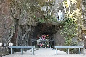 La réplique de la grotte de Lourdes, 1949.