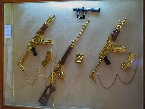 Exemples de fusils à crosse squelette pliante et à crosse creuse en bois au palais d'Abdeen, au Caire.