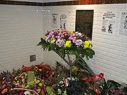 Plaque du métro fleurie en 2007.