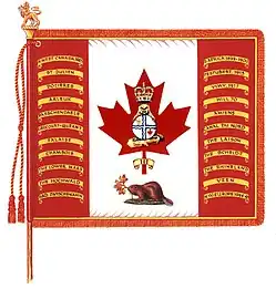Un drapeau blanc avec deux bandes rouges de chaque côté avec 11 listels jaunes portant des noms de bataille dans chaque bande et, au centre, une feuille d'érable rouge sur laquelle se trouve un castor se tenant debout sur un tronc d'arbre au naturel tenant dans ses pattes un cercle blanc divisé par une croix blanche lisérée de deux bandes ondulées bleues avec une couronne au naturel dans le coin supérieur gauche et une feuille d'érable rouge dans le coin inférieur droit ; une couronne au naturel est située au-dessus du castor dans la feuille d'érable et un listel jaune portant l'inscription « III » surmonte la tige de la feuille d'érable. Un castor au naturel couché faisant face vers la gauche sur de la pelouse verte tenant une tige comportant trois feuilles d'érable aux couleurs d'automne se situe sous la feuille d'érable. Le drapeau est attaché sur un mât surmonté d'un lion doré portant une couronne et tenant une feuille d'érable faisant face à gauche