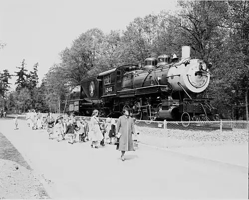 Locomotive à vapeur du GN de classe F-8, en 1955, dans un parc.