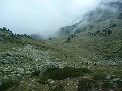 En arrière des coureurs dans l’avant-dernière montée de la hourquette Nère.
