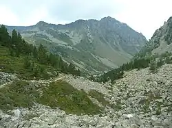 En arrière un pierrier dans l’ascension vers la cabane d’Aygues Cluses sur l’édition 2022.