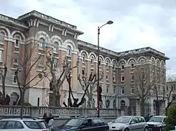 Vue sur la façade ouest du lycée privé catholique Montplaisir.