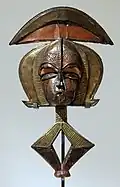 Figure d'ancêtre, gardien de reliquaire. Kota, Ndasa. République gabonaise, République du Congo, XIXe - début XXe&nbsp;siècle. Bois, cuivre, fer, laiton ; 56&nbsp;×&nbsp;34&nbsp;×&nbsp;12&nbsp;cm. [Ndasa (Sibiti au Congo)]