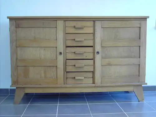 Buffet pour sinistrés en hêtre.