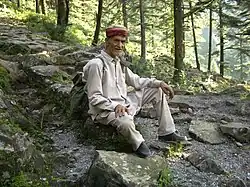 Gaddi se reposant dans une forêt.