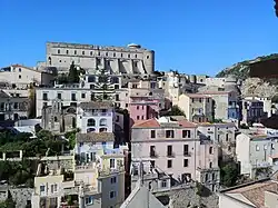 Le château angevin-aragonais.