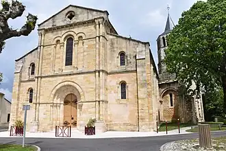 La façade de l'église;