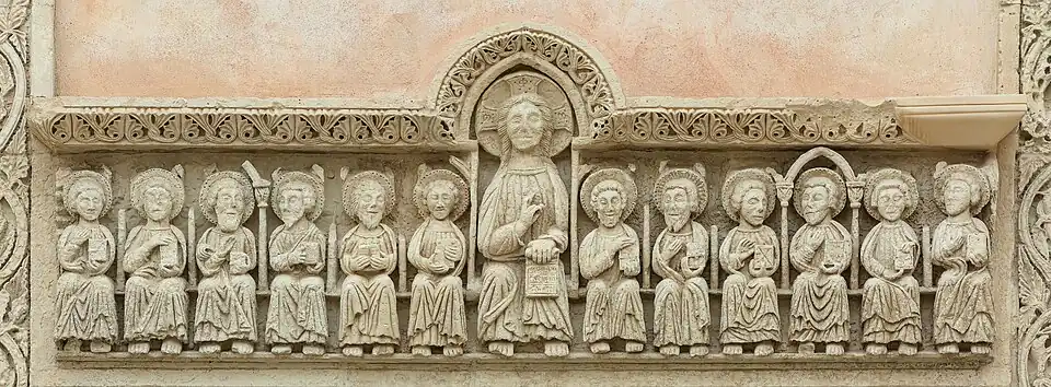 Le Christ entouré des 12 apôtres, sur le linteau du portail de la basilique Sainte-Catherine d'Alexandrie