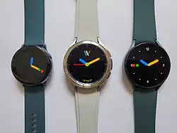 La Samsung Galaxy Watch sur un fond blanc avec l'écran allumé.