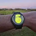 Une Samsung Galaxy Watch7 au poignet.