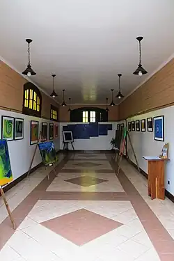 La gare de chemin de fer est transformée en salle d'expositions de peintures