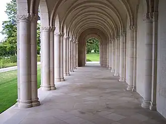 Galerie de la chapelle du cimetière.