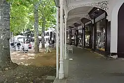 La galerie du fer à cheval avec un bar au premier plan