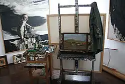 Chevalet de l'artiste dans la galerie.