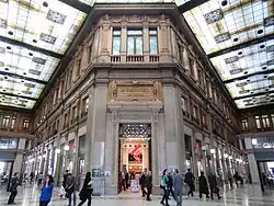 La galleria Alberto Sordi, au centre la librairie Feltrinelli.