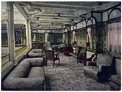 Une galerie aménagée en salon.