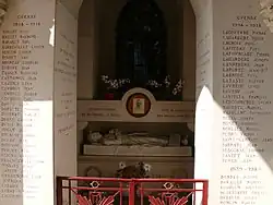 Monument aux morts dans l'église Saint-Pierre.