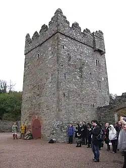 Certaines scènes de la première saison sont tournées à Castle Ward, en Irlande du Nord.