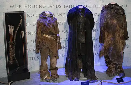 Les costumes d'Ygritte, Jon Snow et Tormund Fléau-d'Ogres reflètent le climat rigoureux dans lequel ils sont portés.