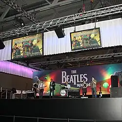 joueurs sur scène jouant à Beatles Rock Band